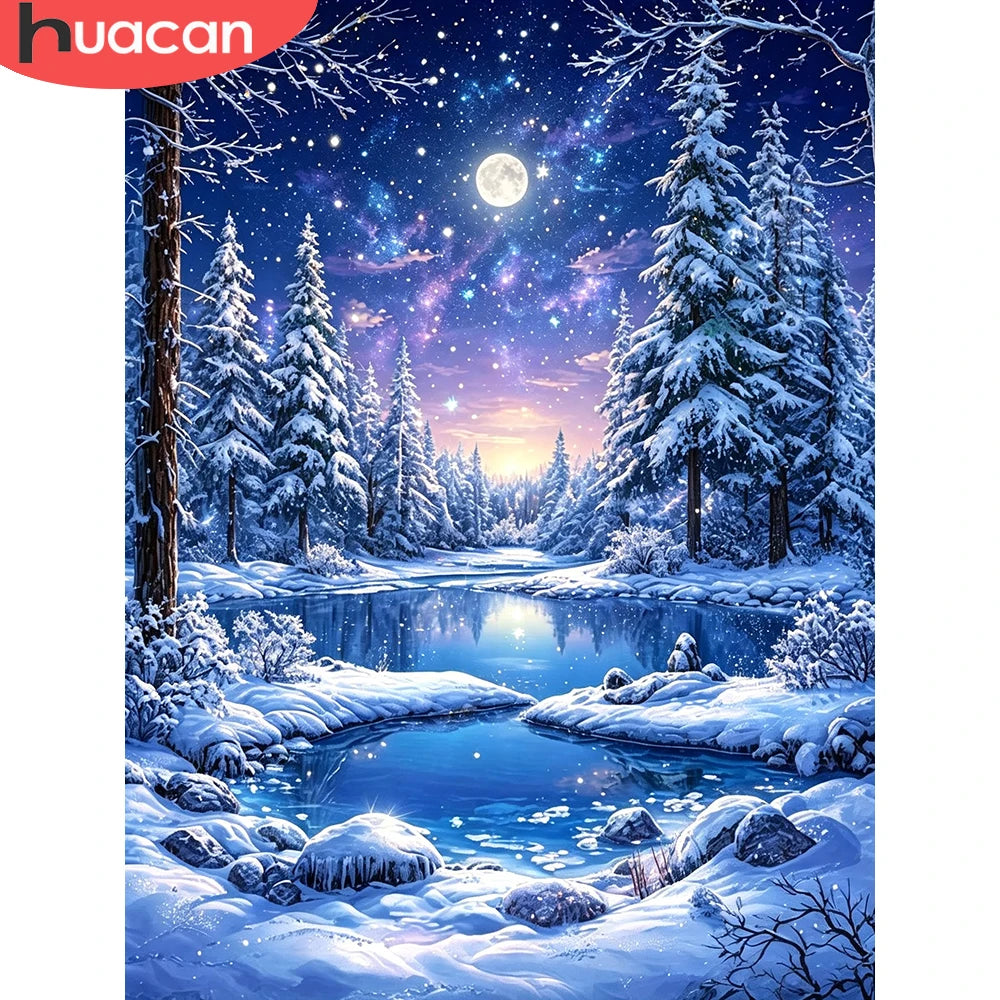 Broderie diamant d'une forêt de sapins enneigés au bord d'un lac, sous un ciel nocturne bleu et une lune