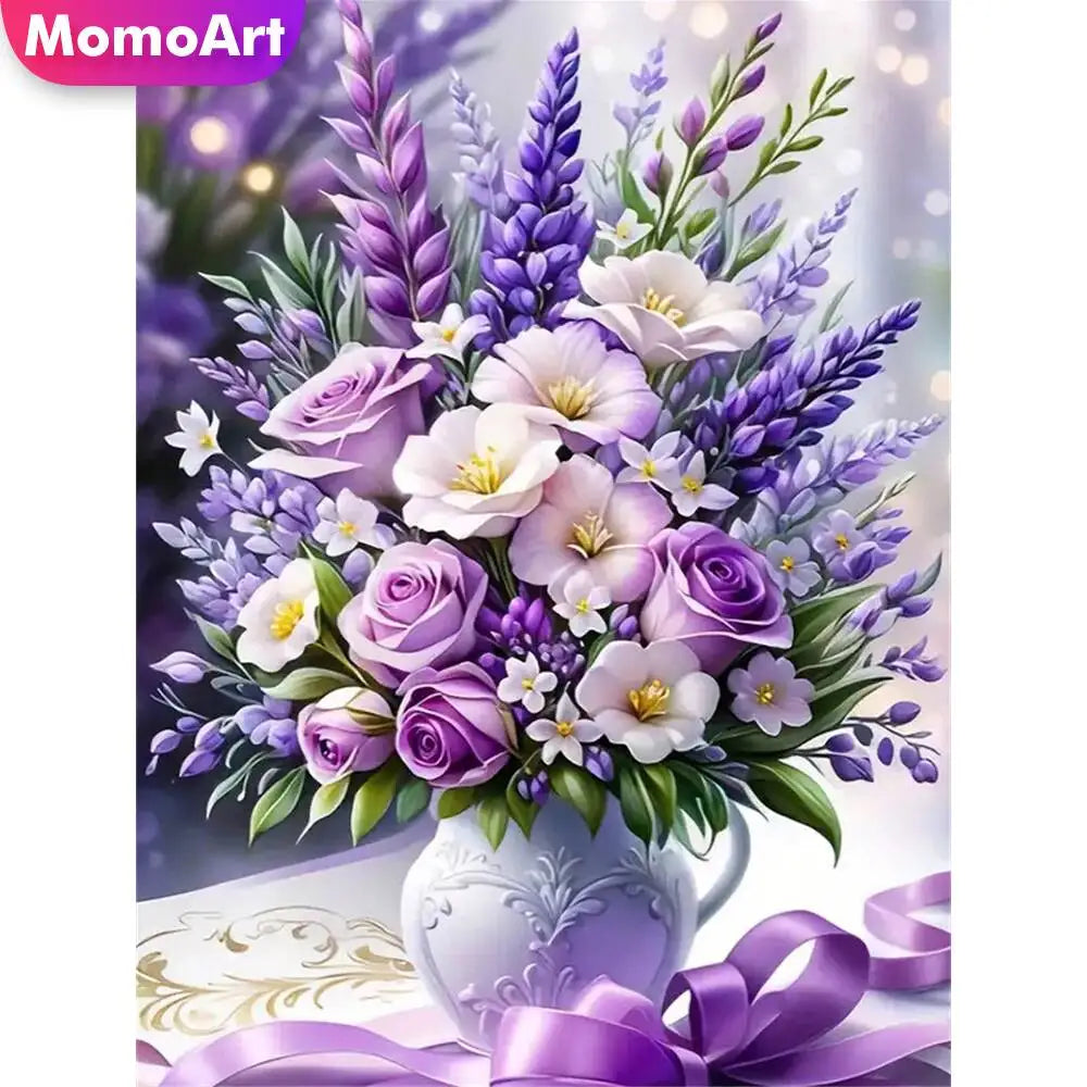 Broderie diamant d'un bouquet de roses mauves, de fleurs blanches et de lavande dans un vase blanc