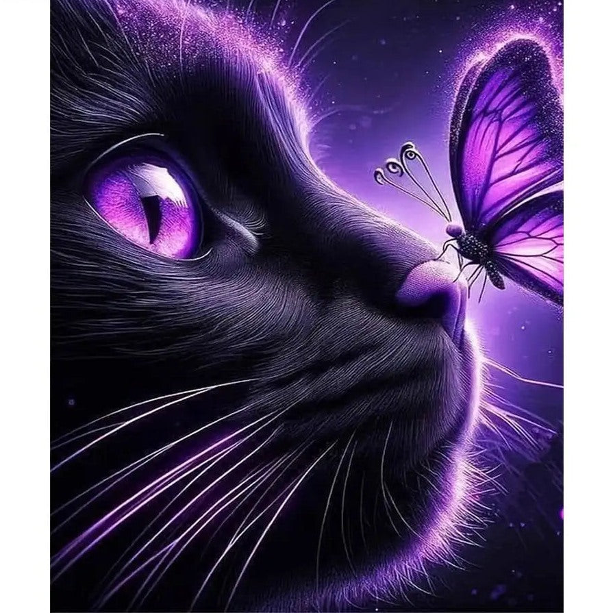 Broderie diamant d'un chat noir de profil aux yeux violets, un papillon mauve posé sur le museau