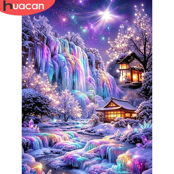 Broderie diamant d'une cascade de glace aux reflets violets et turquoise, avec des chalets éclairés sous un ciel étoilé