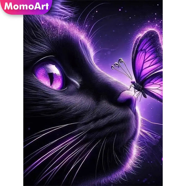 Broderie diamant d'un chat noir de profil aux yeux violets, un papillon mauve posé sur le museau