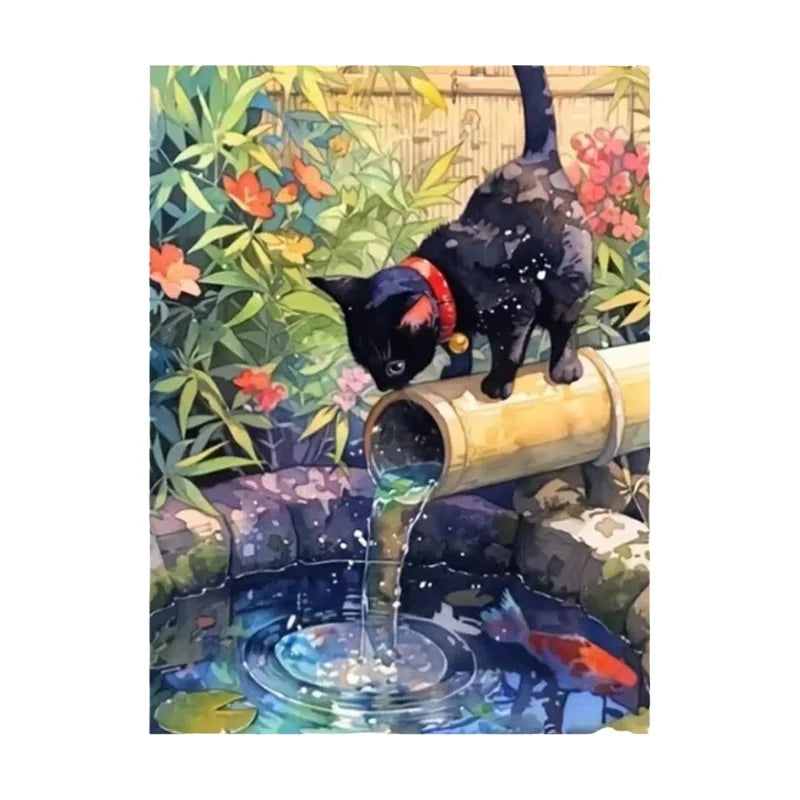 Broderie diamant d'un chaton noir sur une fontaine en bambou au-dessus d'un bassin de carpes, entouré de fleurs