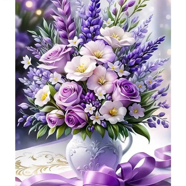 Broderie diamant d'un bouquet de roses mauves, de fleurs blanches et de lavande dans un vase blanc