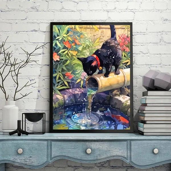 Tableau en diamants d'un chat noir, encadré sur une commode
