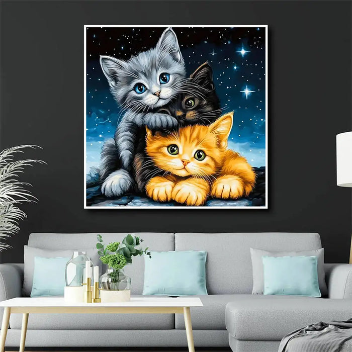Tableau de chatons encadré au-dessus d'un canapé
